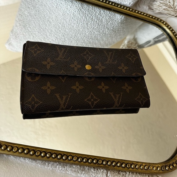 LV MONOGRAM  WALLET Authentic - Picture 2 of 7